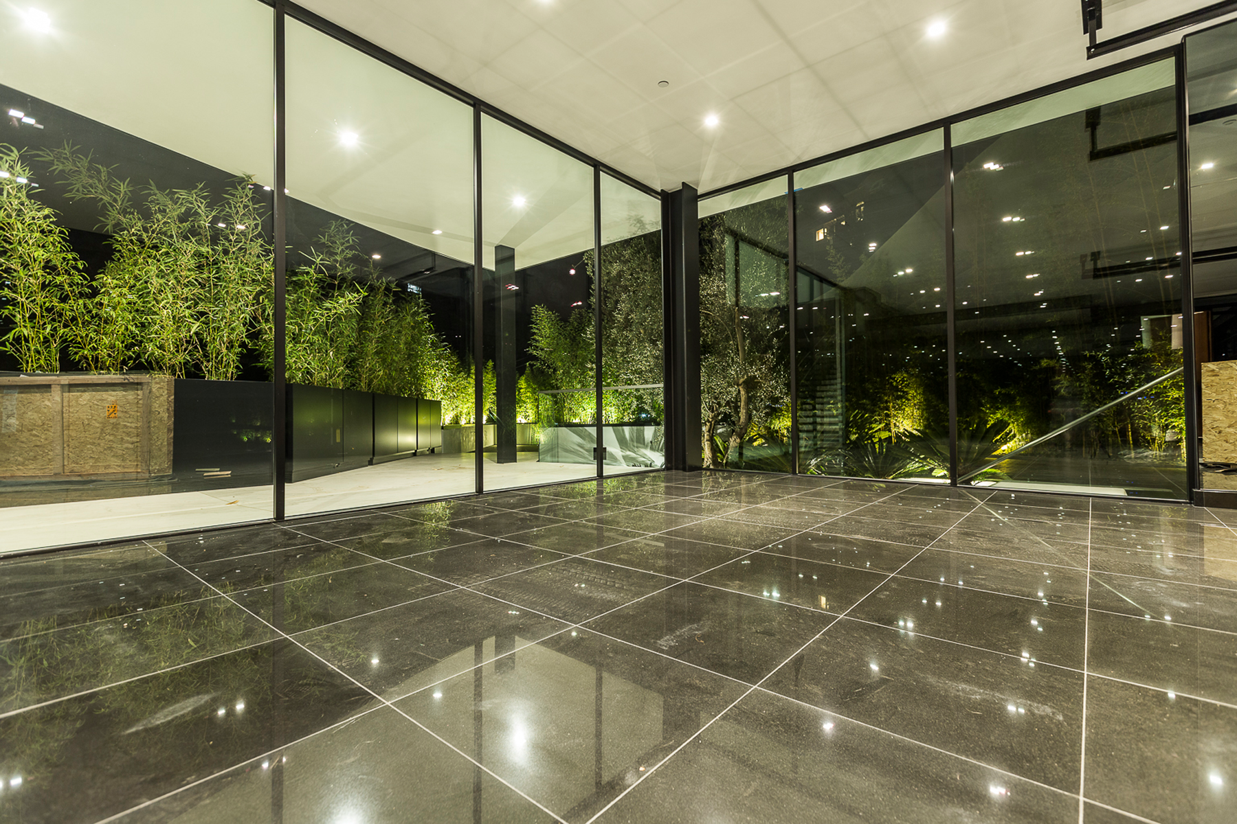 Jumbo Gallery 001